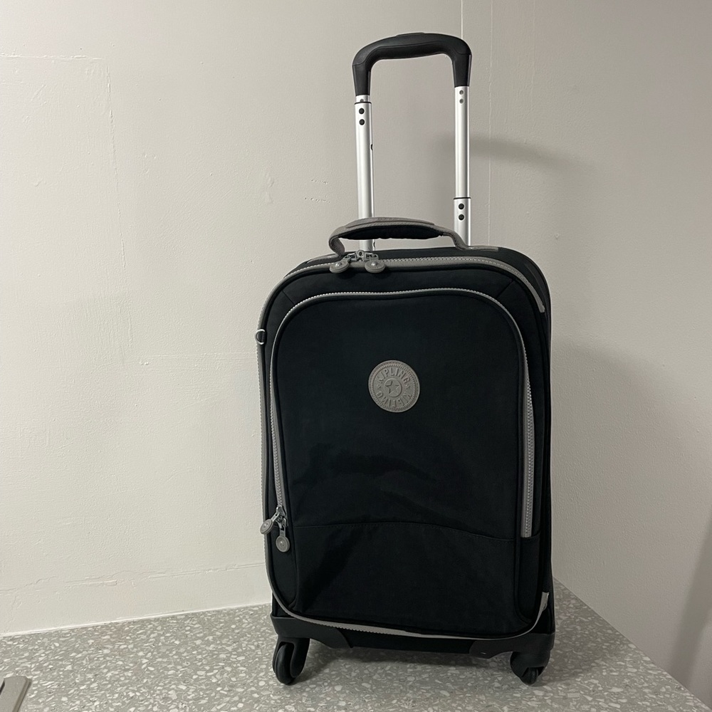 KIPLING ‘Darcy’ Carry-on